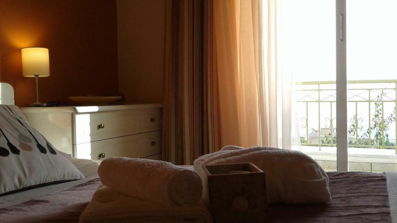 Agia Marina  Villa "Eva" - Entire Beachfront Holiday Home - 4S מראה חיצוני תמונה